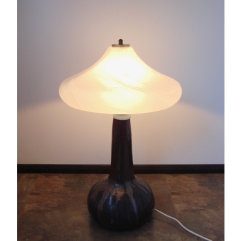 Lampa retro z lat siedemdziesiątych.